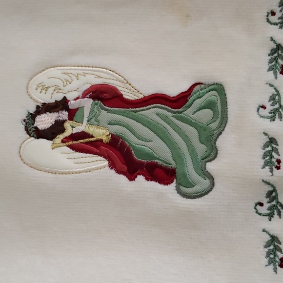 Angel Bath Towels and Soap Dispenser - Picture 4 of 10